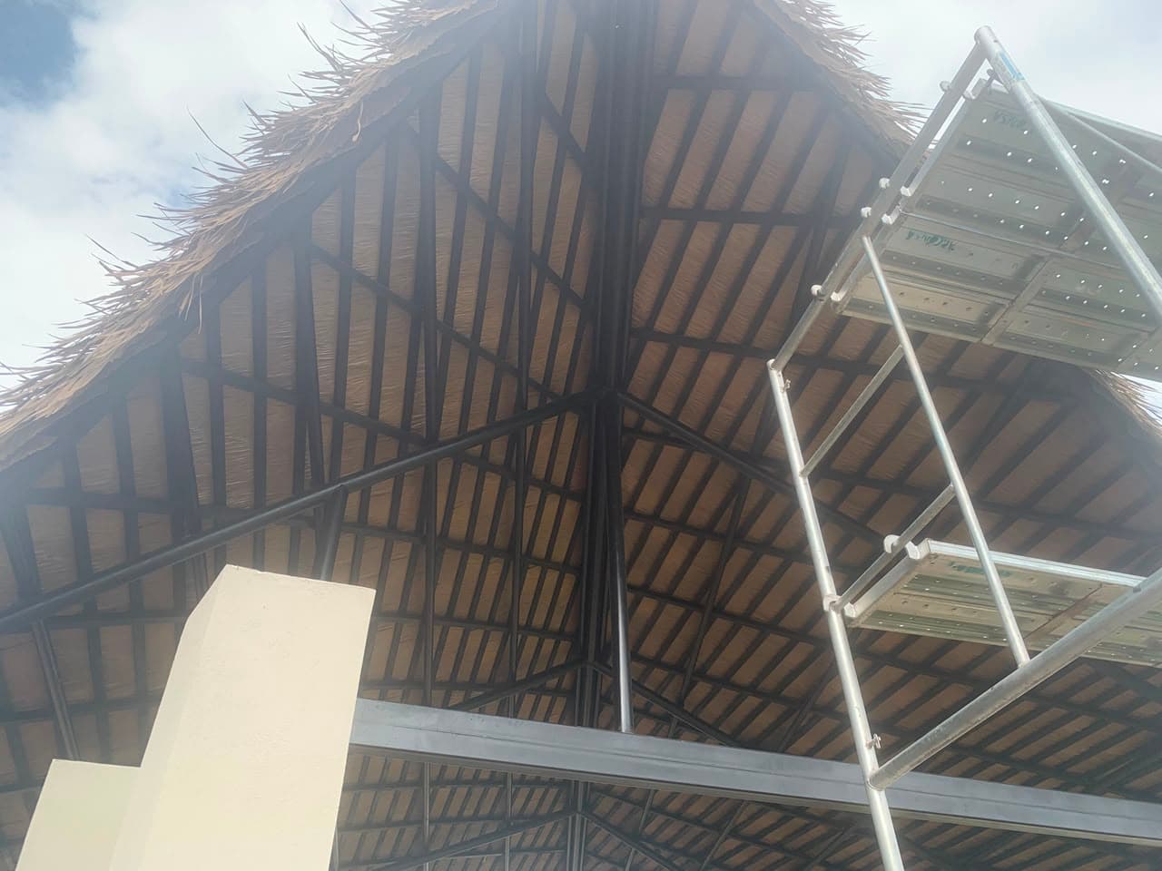 Roof structure ready to receive synthetic thatch panels